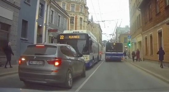 Video: Trolejbusa vadītājs Rīgā pārmāca BMW, kas gribēja visiem pabraukt garām
