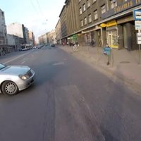 Video: 'Mercedes' Rīgā gandrīz notriec velosipēdistu