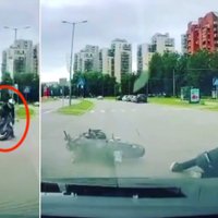 Video: Imantā motociklu kolonna izgriež priekšā automobilim; viens nepaspēj