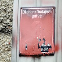 Видео: таблички на улице Дудаева закрасили люди в майках ЗаПЧЕЛ