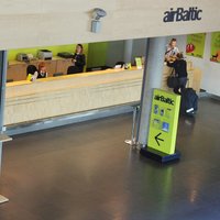 Ceļotāji neapmierināti: kāpēc 'airBaltic' maina izlidošanas laiku lidojumiem?