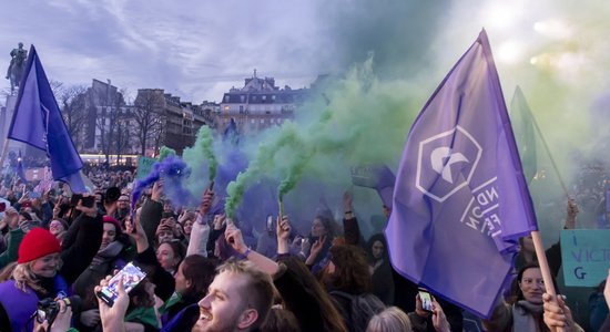 Vēsturiskā balsojumā Francija lēmusi konstitūcijā iekļaut tiesības uz abortu