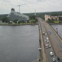 Uz Akmens tilta Rīgā notikusi avārija, ierobežota satiksme pa vienu joslu