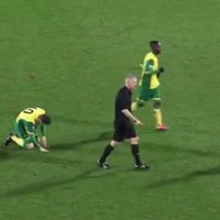 Video: Tiesnesis minūtes laikā nogāž divus futbolistus