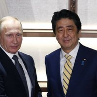 Премьер Японии призвал Путина "поставить точку" и заключить мирный договор
