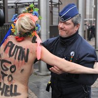 FEMEN разделись в день приезда Путина в Брюссель