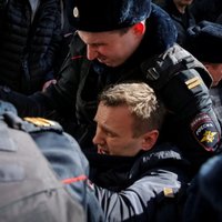Video: Krievijas protestus pāršalc protestu vilnis; Navaļniju Maskavā aiztur policija