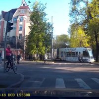 ВИДЕО: Водитель трамвая устраивает "пакости" другим участникам дорожного движения