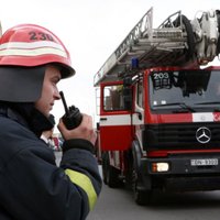 Dzīvojamā mājā Rīgā divas reizes izceļas ugunsgrēks; cilvēki evakuēti