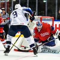 ASV hokejisti ar graujošu uzvaru turpina cīņu par pirmo vietu Herningas grupā