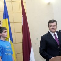 Латвийские неграждане просят Януковича отменить визы