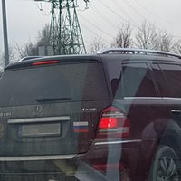 Foto: 'Mercedes' ar viscaur tonētiem logiem un Krievijas atribūtiku