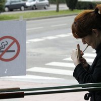 Pieņem jaunus smēķēšanas ierobežojumus; pagaidām neliedz pīpēt automašīnā