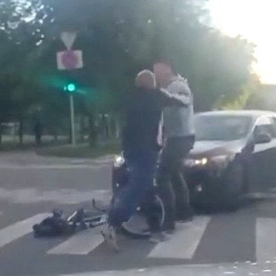 Video: Uz gājēju pārejas Rīgā velosipēdists grūstas ar autovadītāju