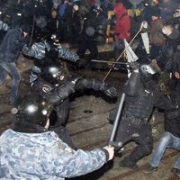 Ukrainas milicija izklīdina opozīcijas mītiņu; desmitiem ievainoto