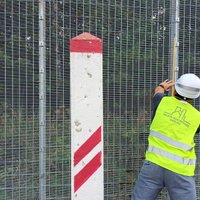 Uz Latvijas un Baltkrievijas robežas tiek izbūvēti pirmie pastāvīgā žoga kilometri