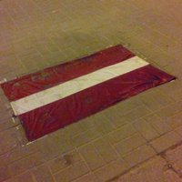 Par valsts karoga pielīmēšanu uz ielas sāk kriminālprocesu
