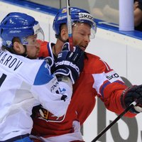 Baltkrievu hokejists Grabovskis Somijas uzbrucēju Komarovu nosauc par 'naglu pēcpusē'
