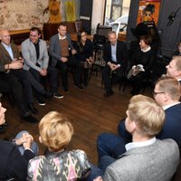 Foto: Rīgā džeza bārā iepazīstas JKP un 'Attīstībai/Par!' deputāti