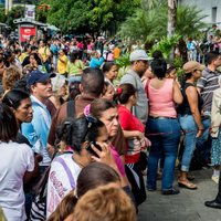Венесуэльцам запретили посещать государственные магазины чаще двух раз в неделю