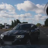 Video: Dāma pie BMW stūres pārkāpj noteikumus un rāda rupju žestu