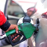 Degvielas tirgotāji ar bažām gaida 'Lukoil' pārdošanu