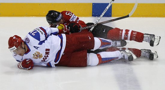 VIDEO: Fantastiskā cīņā Krievijas hokejisti iekļūst pasaules čempionāta pusfinālā