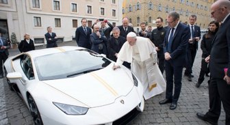 Pāvesta 'Lamborghini' izsolīts pieckārt dārgāk par auto standarta cenu
