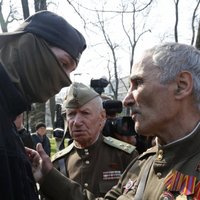 Киев: радикалы облили зеленкой дипломата из России и подрались на акции "Бессмертный полк"