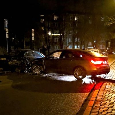 Foto: Juglas guļamrajonā nakts melnumā ar BMW sadauza piecus auto
