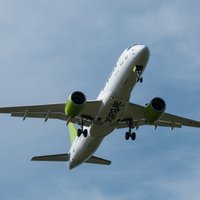 Foto: 'airBaltic' saņem desmito 'Airbus A220-300' lidmašīnu