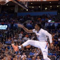'Thunder' dramatiskā galotnē pārspēj 'Spurs' NBA izslēgšanas spēlēs