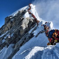 Мертвый сезон: Десятки альпинистов погибают в попытке покорить Эверест. Всему виной жажда наживы