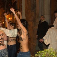 В Испании активистки FEMEN забросали кардинала трусами