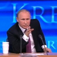 Video: Putins pasmejas par 'piedzērušos' žurnālistu, kurš izrādās smagi slims