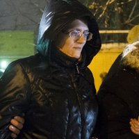Krievija no apcietinājuma atbrīvo valsts nodevībā apsūdzēto septiņu bērnu māti