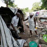 Haiti zemestrīcē bojāgājušo skaits pārsniedzis 2200; gangsteri piedāvā palīdzību