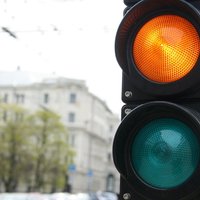 В Риге светофоры стали оснащать "мозгом" с видеодетектором: пробки могут уменьшиться наполовину