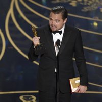 ВИДЕО: Леонардо Ди Каприо забыл свой "Оскар" в ресторане