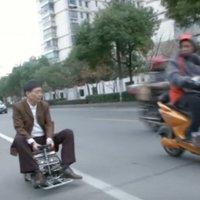Video: Ķīnā vīrietis uzbūvē miniauto
