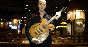 Гитара, на которой играли Леннон и Харрисон, продана за 408 тыс. долларов