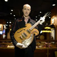 Гитара, на которой играли Леннон и Харрисон, продана за 408 тыс. долларов