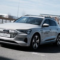 Foto: Latvijā prezentēts 'Audi' elektriskais apvidnieks 'e-tron'