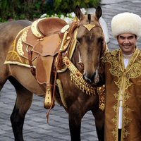 Turkmenistānas prezidents izkārto sev mūža valdīšanu un izdod jau 37. grāmatu