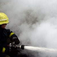 Saldū ugunsgrēkā ražošanas ēkā cietuši divi cilvēki