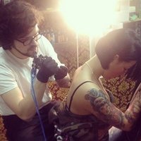 Seksīgā Lee tetovēšanas neprātā iesaista māsiņu
