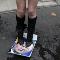 Foto: 'Femen' aktīvistes apčurā Janukoviča attēlus