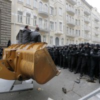 Foto: Kijevas ielas pārpludina protestētāju pulki; brīdina par nodomu ar varu atbrīvot ieņemtās administratīvās ēkas (papildināts 00:25)
