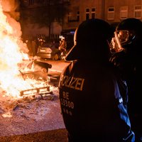 Berlīnē un Parīzē 1. maija demonstrācijas pāraugušas sadursmēs ar policiju