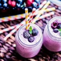 Veselīgi zaļie kokteiļi – brangu brokastu alternatīva: 12 sātīgu smūtiju receptes